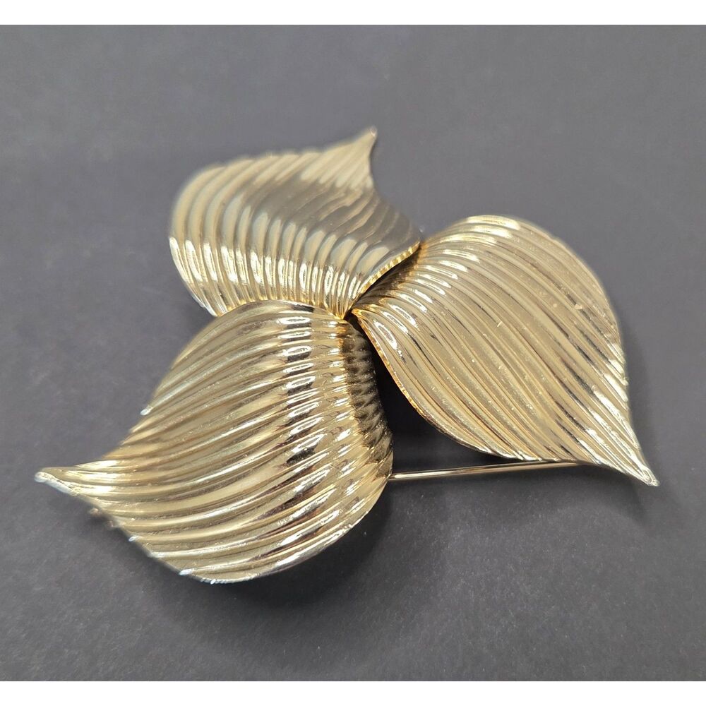 Sarah Coventry Gold Tone Ribbed Leaf Swirl Brooch